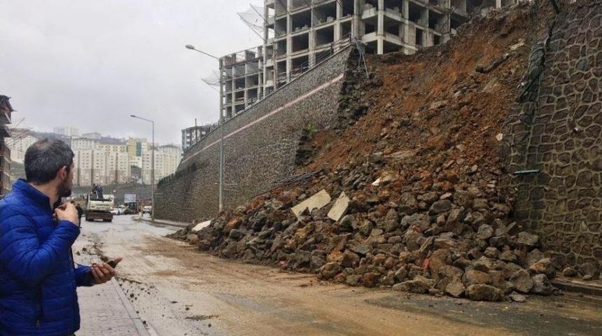 Trabzon&rsquo;da Hastane Yolunda İstinat Duvarı &Ccedil;&ouml;kt&uuml;