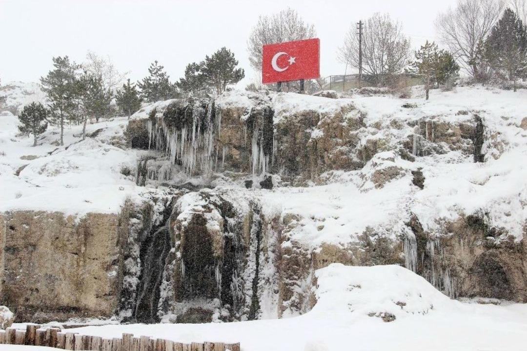 Sivas&rsquo;ta Şelale Buz Tuttu