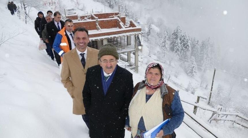 Eren B&uuml;lb&uuml;l&rsquo;&uuml;n Mezarının Bulunduğu Yerde Ailesi İ&ccedil;in Yapılan Evin Yapımı Karda Kışta Devam Ediyor
