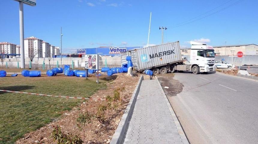 Tren Tonlarca Kimyasal Madde Y&uuml;kl&uuml; Tıra &Ccedil;arptı