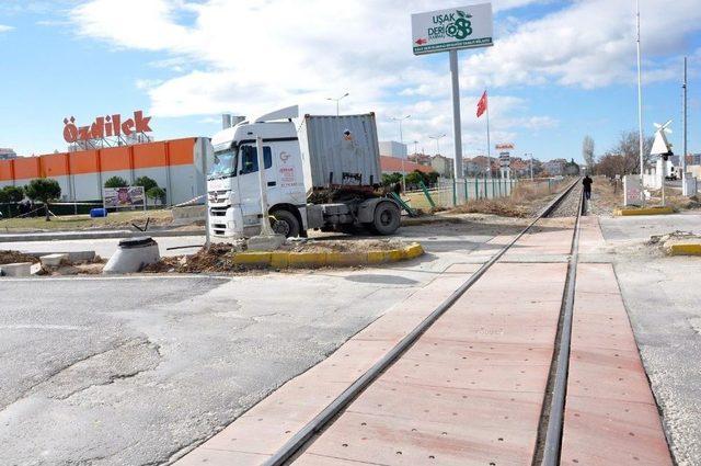 Tren Tonlarca Kimyasal Madde Yüklü Tıra Çarptı