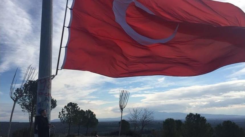 Kepenekli&rsquo;de Yıpranan T&uuml;rk Bayrağı Yenilendi