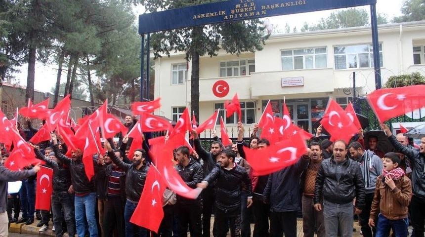 Suriyeliler Afrin&rsquo;de G&ouml;n&uuml;ll&uuml; Asker Olmak Dilek&ccedil;e Verdi