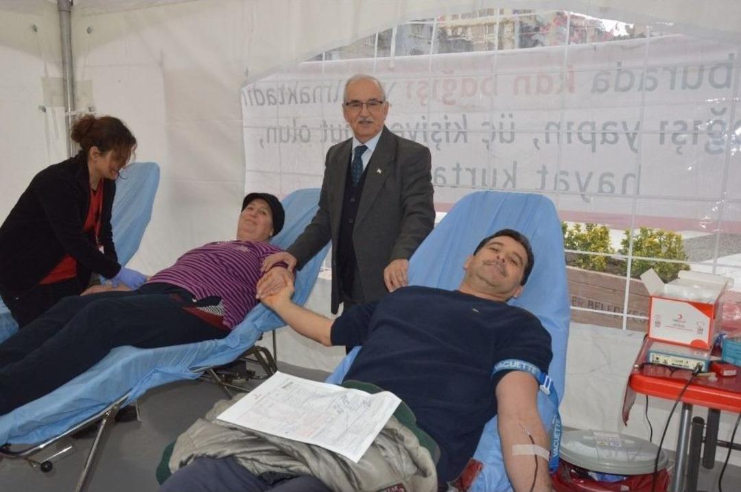 L&uuml;bnanlı &Ccedil;ift El Ele Tutuşup Kan Bağışında Bulundu