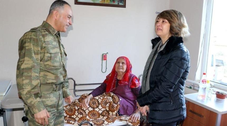 Tugay Komutanı Ve Eşinden Huzurevi Sakinlerine Ziyaret