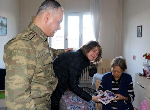 Tugay Komutanı Ve Eşinden Huzurevi Sakinlerine Ziyaret