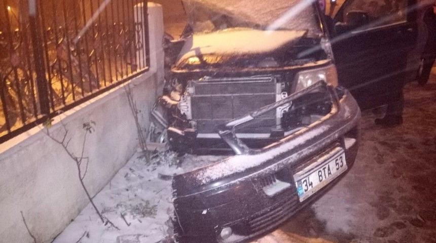 Yoldan &Ccedil;ıkan Minib&uuml;s Bah&ccedil;e Duvarına &Ccedil;arptı