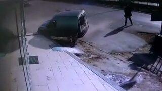 Kontrolden Çıkan Otomobilin Altında Kalmaktan Son Anda Kurtuldular