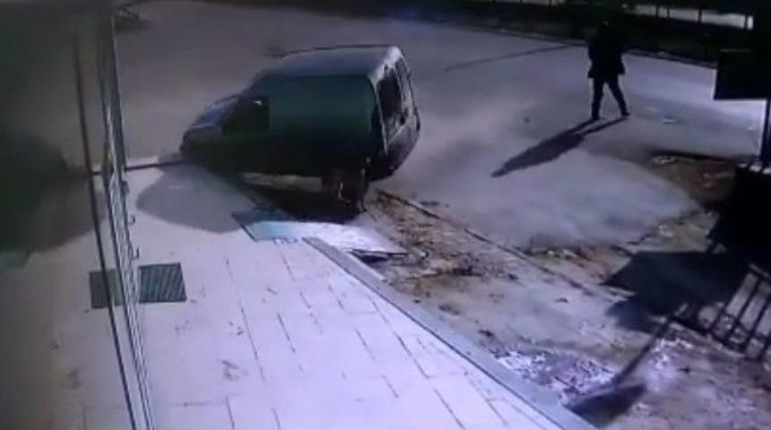 Kontrolden Çıkan Otomobilin Altında Kalmaktan Son Anda Kurtuldular