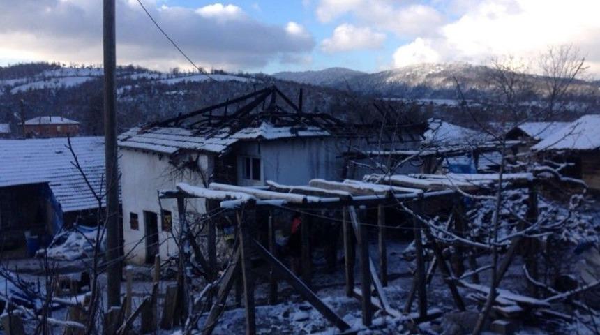 Baca Yangını Evi K&uuml;l Etti