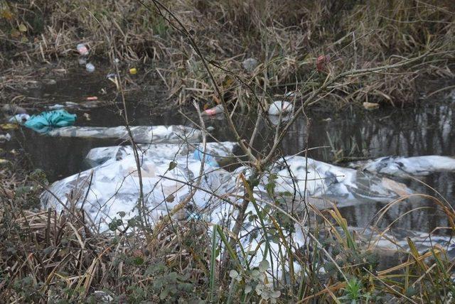 Yol Kenarına Dökülen Tekstil Çöpüne İnceleme