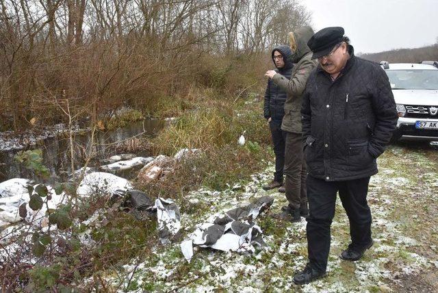 Yol Kenarına Dökülen Tekstil Çöpüne İnceleme