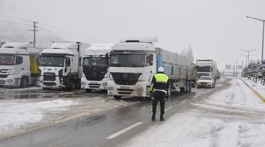Konya- Antalya Karayolunda Trafiğe Kar Engeli