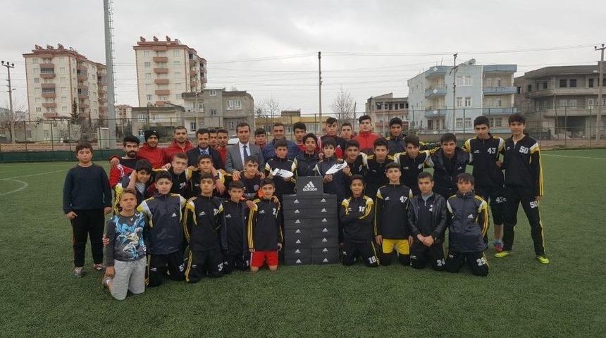 Amat&ouml;r Spor Kul&uuml;plerine Krampon Dağıtıldı