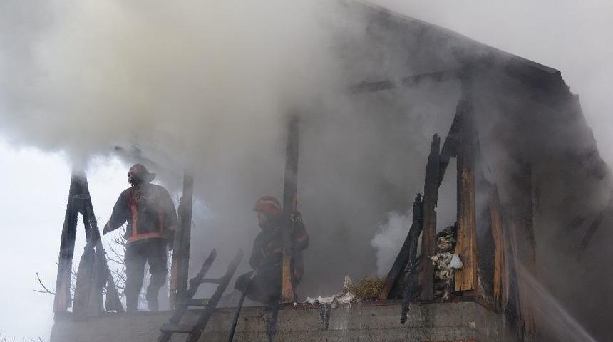 Samanlık Yangını Ahıra Sı&ccedil;radı