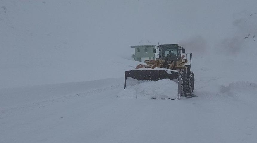 Van Bah&ccedil;esaray Yolunda Karla M&uuml;cadele &Ccedil;alışmaları