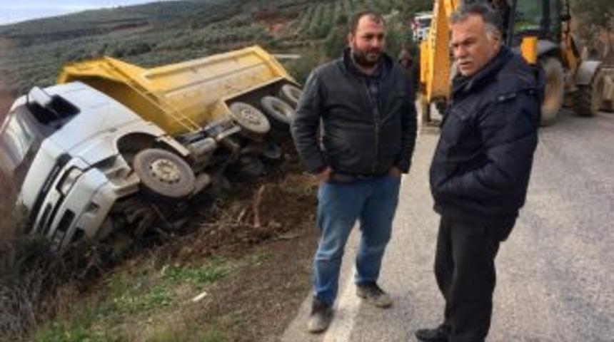 Otomobile Yol Vermek İsteyen Kamyon Şarampole U&ccedil;tu