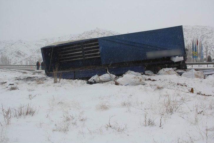 Kar Nedeniyle Kayganlaşan Yolda Tırlar Yoldan Çıktı G2