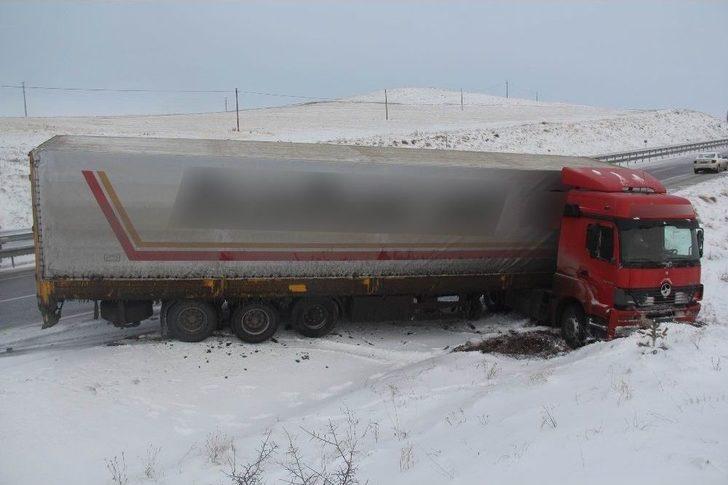 Kar Nedeniyle Kayganlaşan Yolda Tırlar Yoldan Çıktı G5