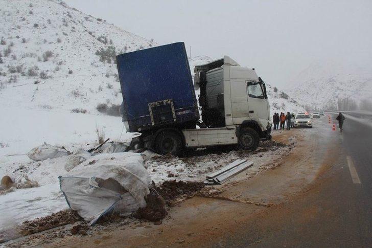 Kar Nedeniyle Kayganlaşan Yolda Tırlar Yoldan Çıktı G1