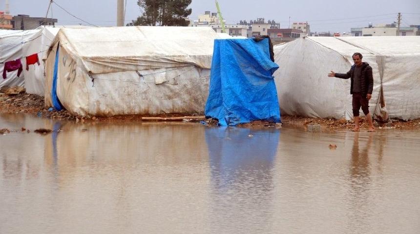 Akçakale’de Çadırlarını Su Basan Suriyeliler Zor Anlar Yaşadı