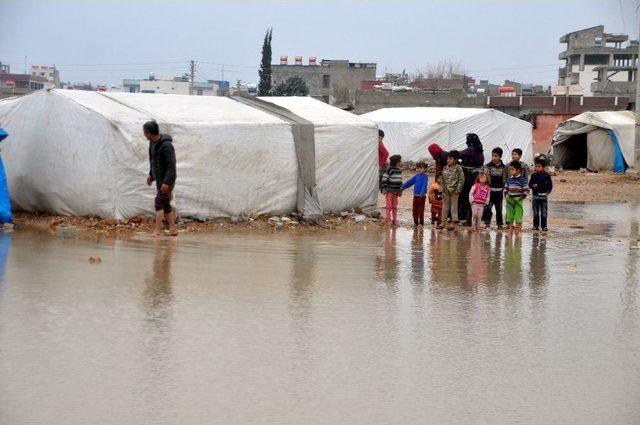 Akçakale’de Çadırlarını Su Basan Suriyeliler Zor Anlar Yaşadı