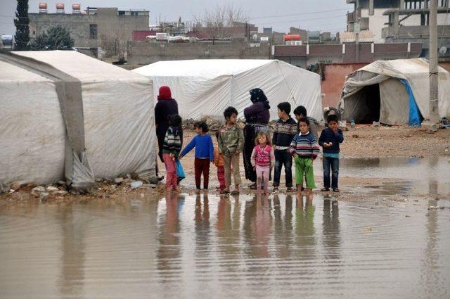 Akçakale’de Çadırlarını Su Basan Suriyeliler Zor Anlar Yaşadı