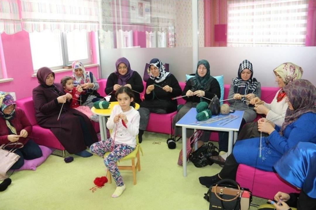 Mehmet&ccedil;ik İ&ccedil;in Kazak, Atkı Ve Bere &Ouml;r&uuml;yorlar