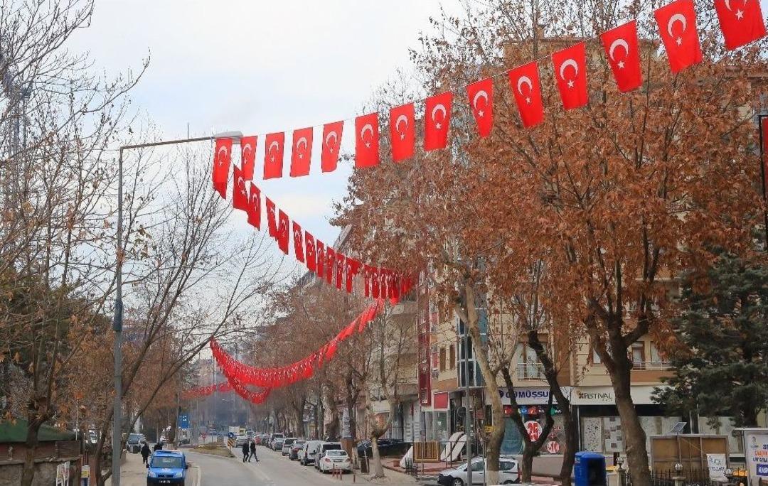 Battalgazi Belediyesi Vatandaşlara Bayrak Dağıttı