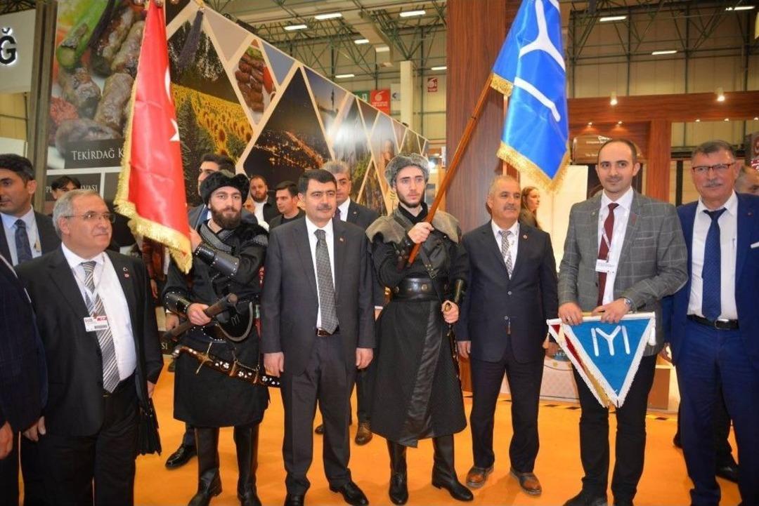 Ertuğrul Gazi T&uuml;rbesinde N&ouml;bet Tutan Kayı Alpleri Fuara Damgasını Vurdu