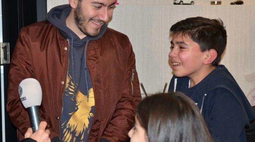 Youtuber Enes Batur&rsquo;a K&uuml;&ccedil;&uuml;k Hayranlarından Yoğun İlgi