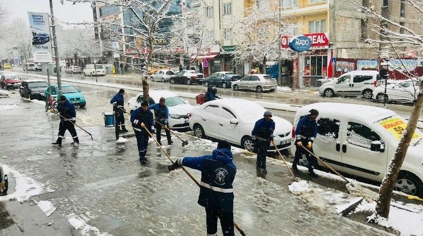 Erzincan Belediyesinin 24 Saatlik Kar Mesaisi