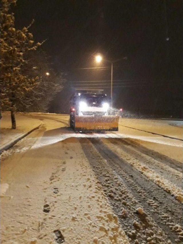 Erzincan Belediyesinin 24 Saatlik Kar Mesaisi