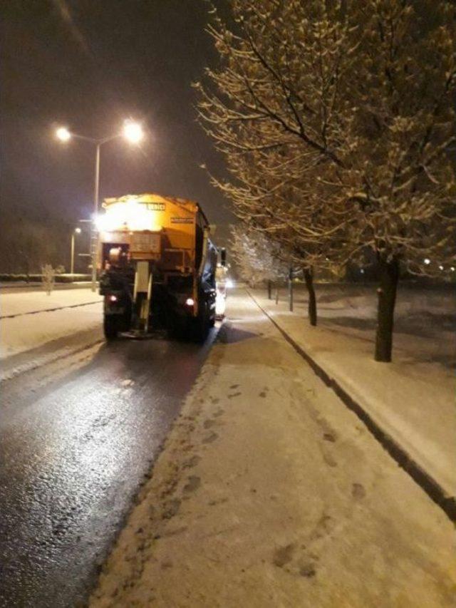 Erzincan Belediyesinin 24 Saatlik Kar Mesaisi