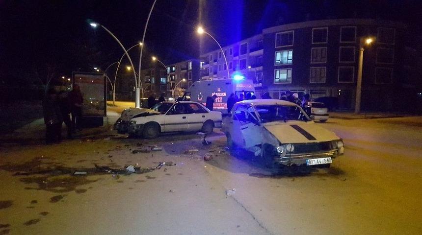 ’u’ Dönüşü Sırasında Kaza Yaptı, Otomobilini Bıraktı Kaçtı