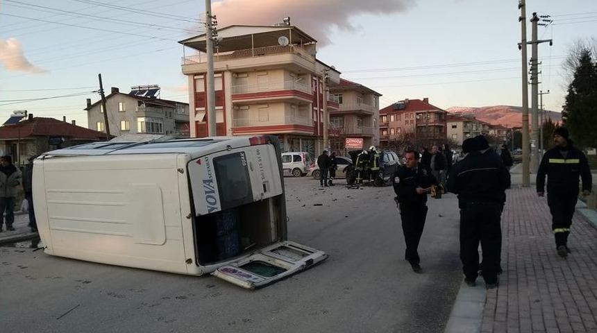 Kontrols&uuml;z Kavşakta Feci Kaza: 6 Yaralı