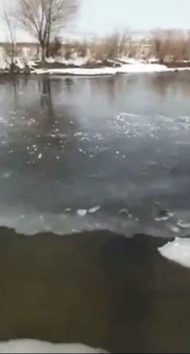 Ağrı’da Buz Tutan Derede Balık Tutan Vatandaşların Sevinci