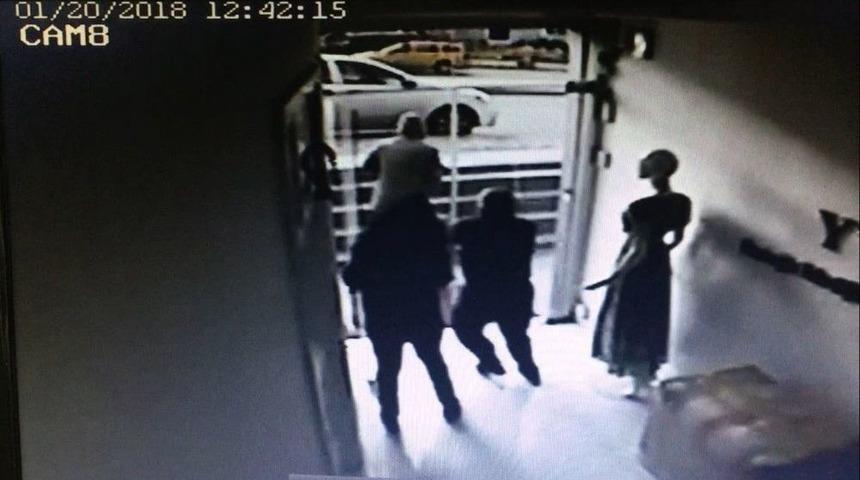 (&ouml;zel) G&uuml;peg&uuml;nd&uuml;z İş Yerinden Bilgisayar &Ccedil;alan Hırsız Kamerada