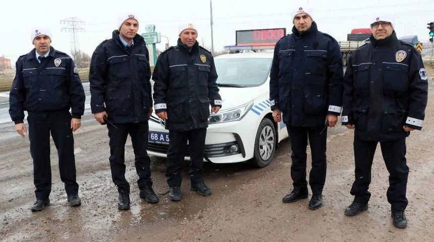(&ouml;zel Haber) Aksaray&rsquo;da Emniyet S&uuml;r&uuml;c&uuml;leri G&ouml;r&uuml;nt&uuml;l&uuml; Ve Sesli Uyarıyor