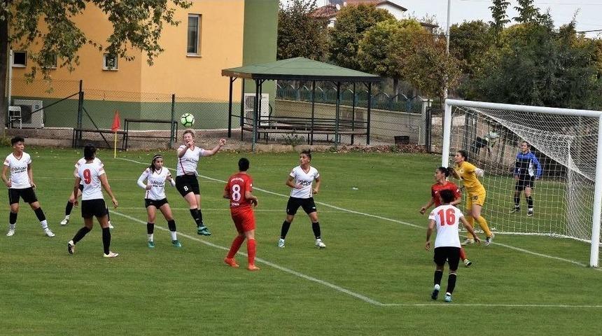 D&ouml;şemealtı Kadın Futbol Takımı T&uuml;rkiye Şampiyonasına Hazırlanıyor