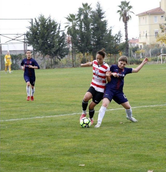 Döşemealtı Kadın Futbol Takımı Türkiye Şampiyonasına Hazırlanıyor