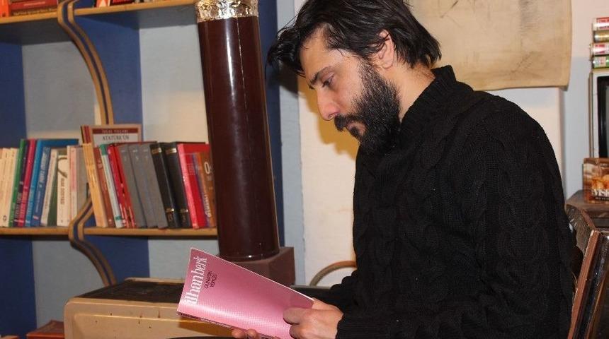 Sayfalarında &Ccedil;i&ccedil;ek Kurutulamayan Kitap; E-kitap