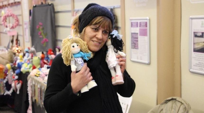 Ailesini &lsquo;ilmek İlmek İşleyerek&rsquo; Ayakta Tutuyor