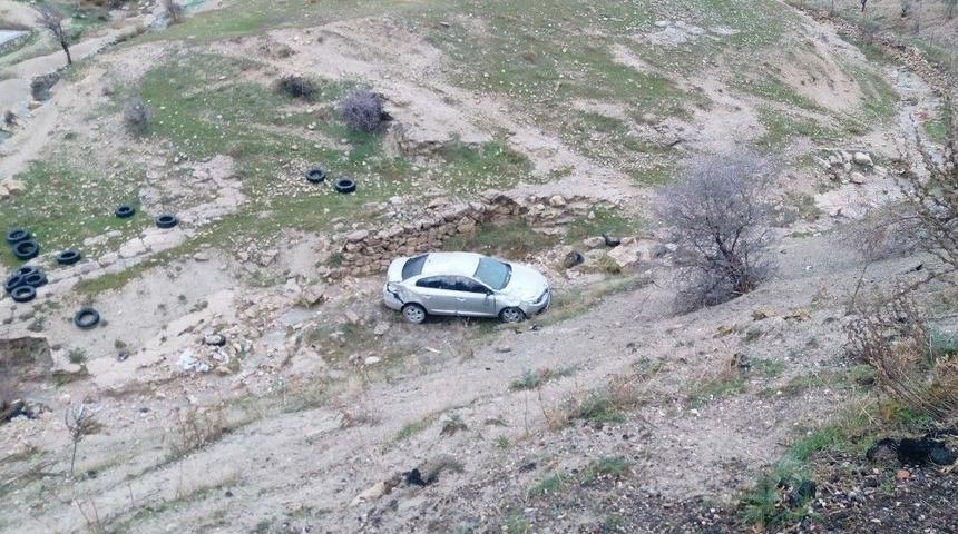 K&ouml;peğe &Ccedil;arpmamak İ&ccedil;in Şarampole U&ccedil;tu, Yara Almadan Kurtuldu