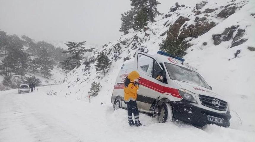 Yolda Mahsur Kalan Ambulansı Belediye Ekipleri Kurtardı