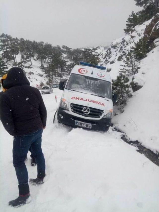 Yolda Mahsur Kalan Ambulansı Belediye Ekipleri Kurtardı