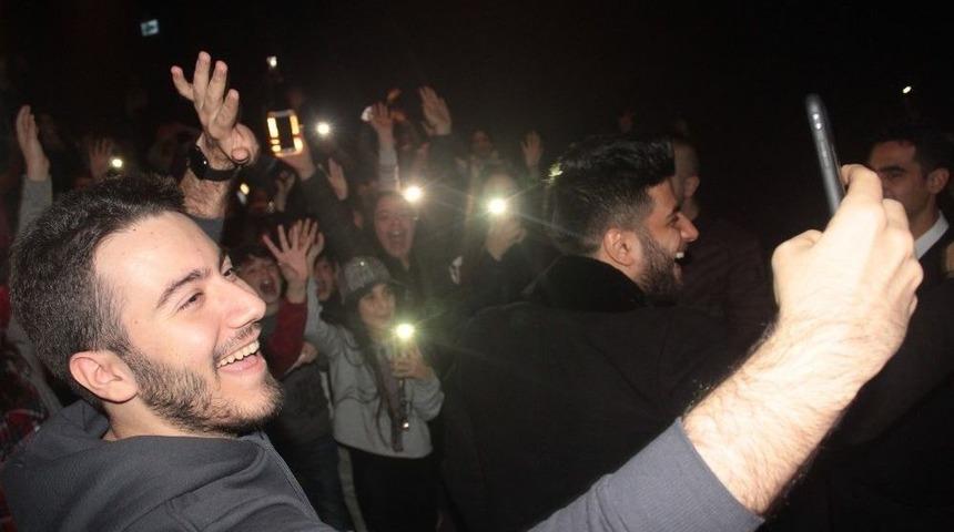 İzmir&rsquo;de Enes Batur &Ccedil;ılgınlığı