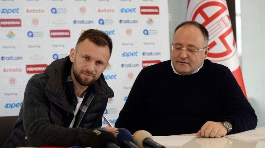 Antalyaspor, Hakan &Ouml;zmert&rsquo;i Kadrosuna Kattı