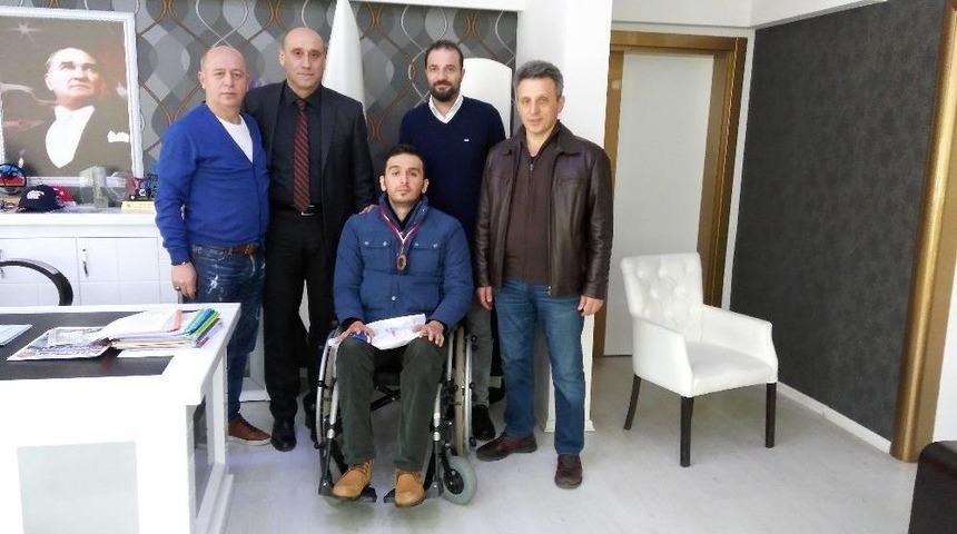 Y&uuml;zme Sevdası Y&uuml;z&uuml;nden Sakat Kaldı Ama Pes Etmedi