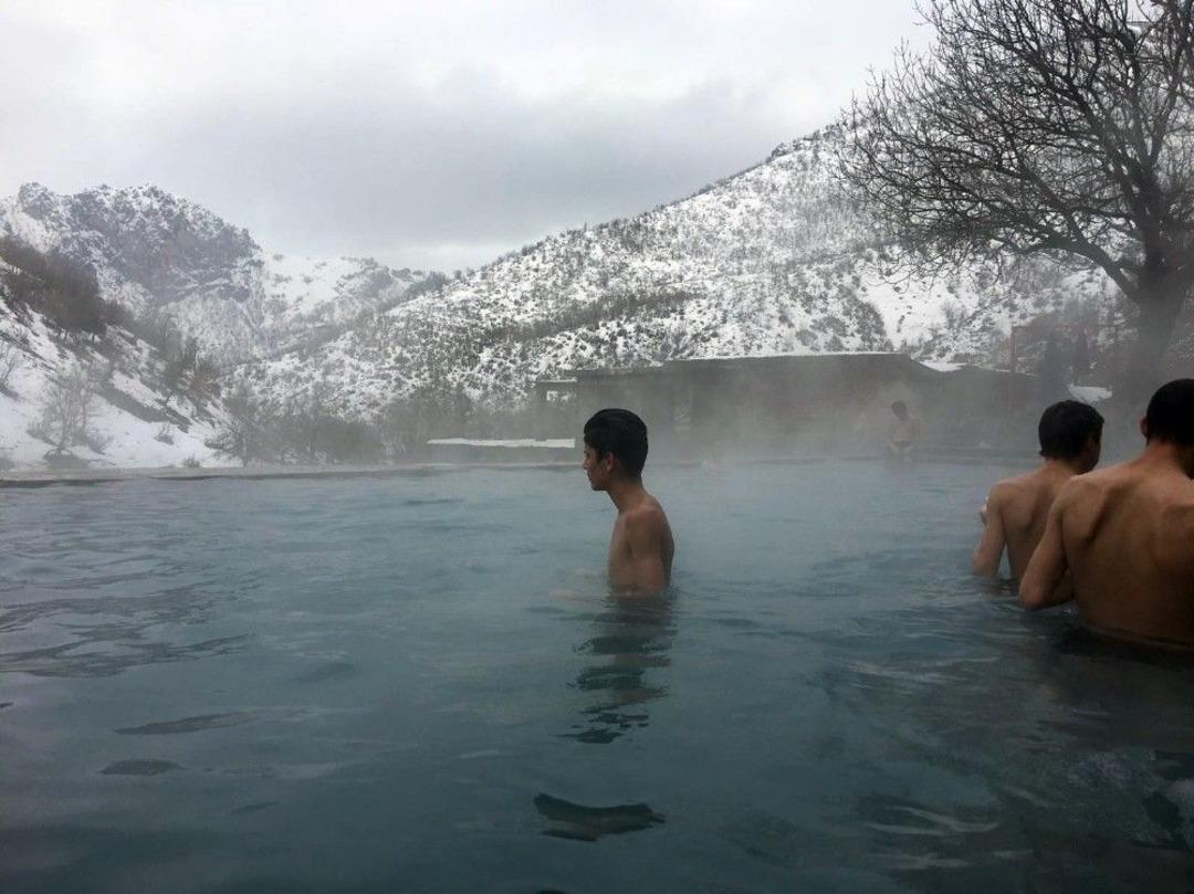 Bir Yanda Karla M&uuml;cadele, Bir Yanda Kaplıca Keyfi